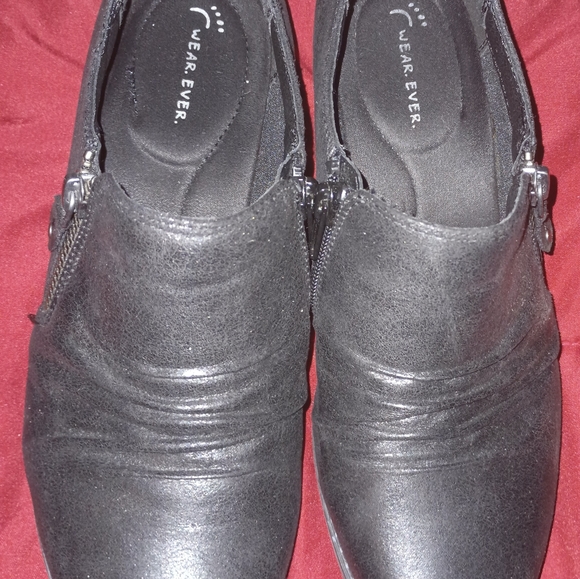 WEAR EVER Very cute Blk Leather ankle booties  crinkle style with low heel - Picture 3 of 6